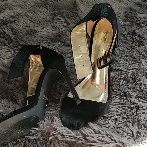 Faux velvet heels - Picture 3 of 3